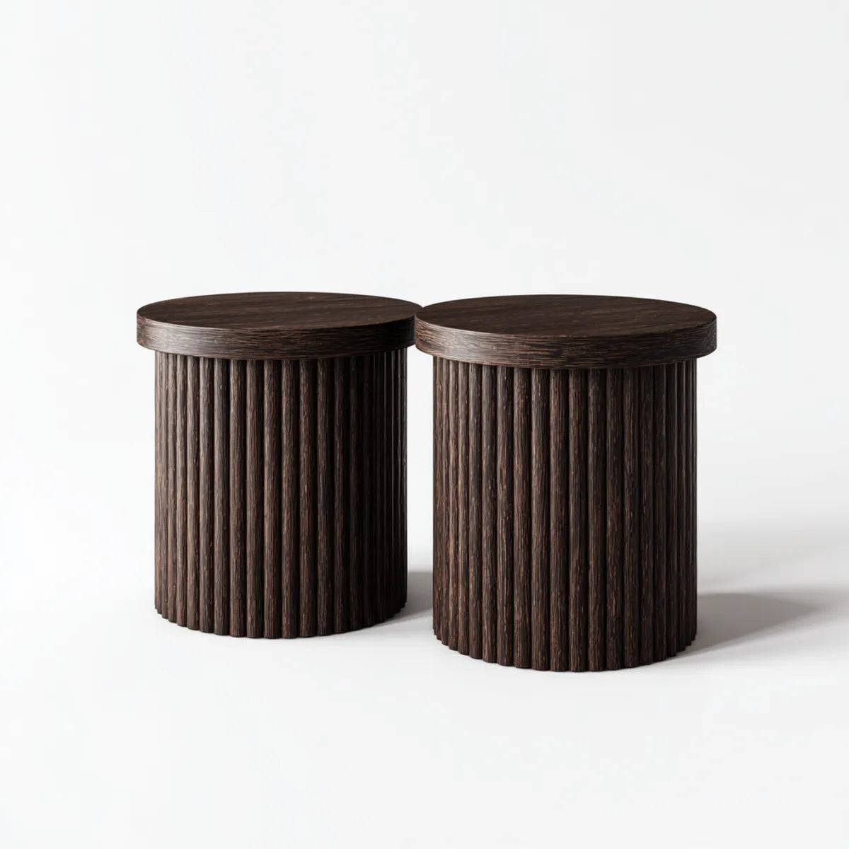 Stolik boczny, Zestaw 2 stolików bocznych ciemnobrązowy z MDF z okleiną popiołu około Ø 40 cm wysokości 45 cm i Ø 45 cm wysokości 50 cm
